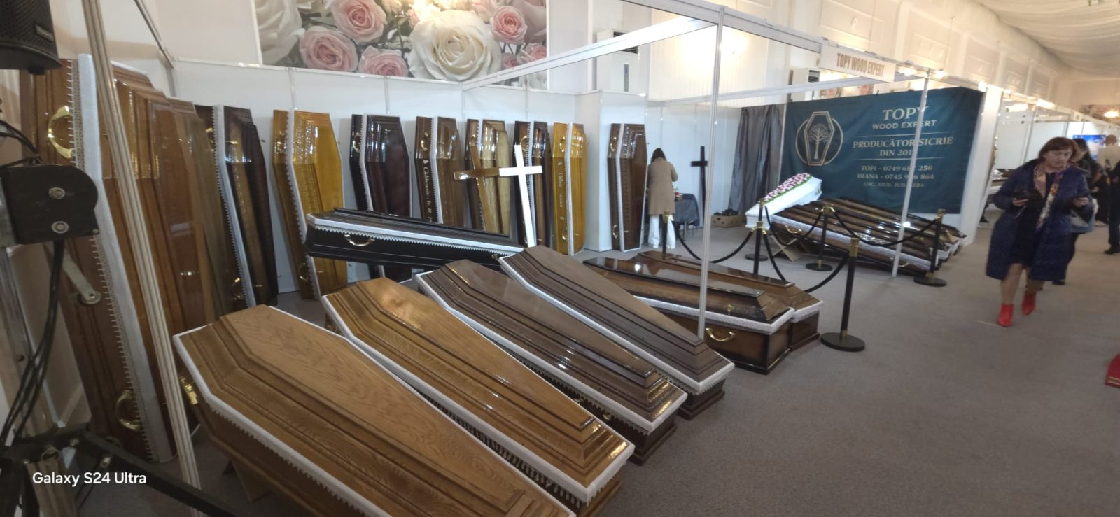 sicrie din lemn expuse la Expo Funerar 2026 Bucuresti